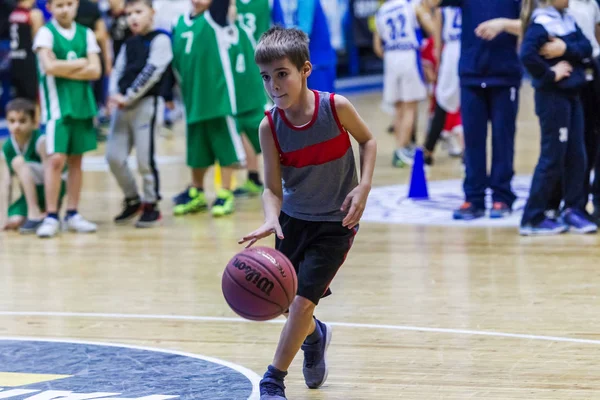 Odessa, Ukrayna - 23 Aralık 2018: genç çocuk basketbol oynamak, Çocuk spor basketbol kulübü çocuk spor okulu kutlama sırasında çocuk spor yarışmalara katılmak