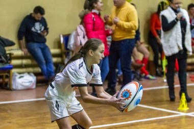 Odessa, Ukrayna - Decemb 25, 2018: genç çocuk oyun rugby şehir okul Derby kapalı odasında oynarken. Çocuk spor. Çocuk rugby 5 oyun. Çocuk zafer için mücadele. Sağlıklı yaşam tarzı