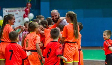 Odessa, Ukrayna - Decemb 25, 2018: genç çocuk oyun rugby şehir okul Derby kapalı odasında oynarken. Çocuk spor. Çocuk rugby 5 oyun. Çocuk zafer için mücadele. Sağlıklı yaşam tarzı