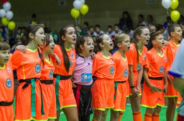 Odessa, Ukrayna - Decemb 25, 2018: genç çocuk oyun rugby şehir okul Derby kapalı odasında oynarken. Çocuk spor. Çocuk rugby 5 oyun. Çocuk zafer için mücadele. Sağlıklı yaşam tarzı