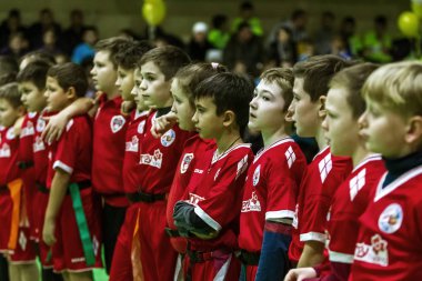 Odessa, Ukrayna - Decemb 25, 2018: genç çocuk oyun rugby şehir okul Derby kapalı odasında oynarken. Çocuk spor. Çocuk rugby 5 oyun. Çocuk zafer için mücadele. Sağlıklı yaşam tarzı