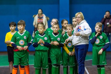 Odessa, Ukrayna - Decemb 25, 2018: genç çocuk oyun rugby şehir okul Derby kapalı odasında oynarken. Çocuk spor. Çocuk rugby 5 oyun. Çocuk zafer için mücadele. Sağlıklı yaşam tarzı