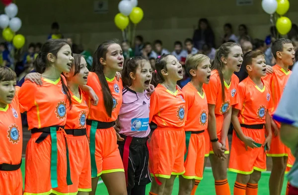 Odessa, Ukrayna - Decemb 25, 2018: genç çocuk oyun rugby şehir okul Derby kapalı odasında oynarken. Çocuk spor. Çocuk rugby 5 oyun. Çocuk zafer için mücadele. Sağlıklı yaşam tarzı