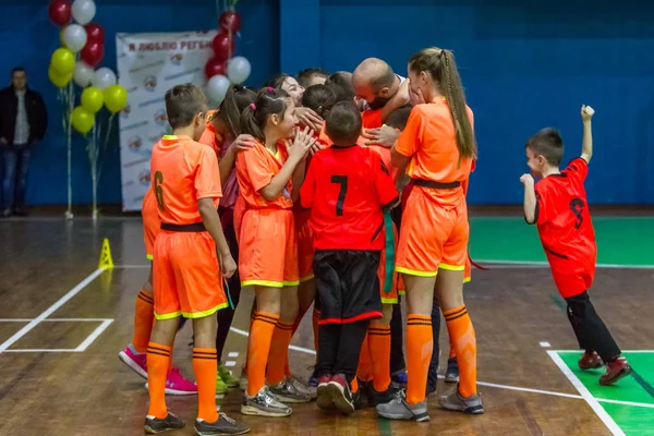 Odessa, Ukrayna - Decemb 25, 2018: genç çocuk oyun rugby şehir okul Derby kapalı odasında oynarken. Çocuk spor. Çocuk rugby 5 oyun. Çocuk zafer için mücadele. Sağlıklı yaşam tarzı