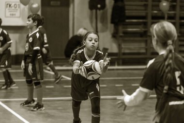 Odessa, Ukrayna - Decemb 25, 2018: genç çocuk oyun rugby şehir okul Derby kapalı odasında oynarken. Çocuk spor. Çocuk rugby 5 oyun. Çocuk zafer için mücadele. Sağlıklı yaşam tarzı