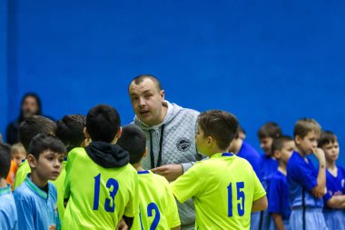 Odessa, Ukrayna - Decemb 25, 2018: genç çocuk oyun rugby şehir okul Derby kapalı odasında oynarken. Çocuk spor. Çocuk rugby 5 oyun. Çocuk zafer için mücadele. Sağlıklı yaşam tarzı