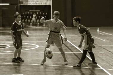 Odessa, Ukrayna - Decemb 25, 2018: genç çocuk oyun rugby şehir okul Derby kapalı odasında oynarken. Çocuk spor. Çocuk rugby 5 oyun. Çocuk zafer için mücadele. Sağlıklı yaşam tarzı