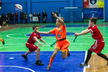 Odessa, Ukrayna - Decemb 25, 2018: genç çocuk oyun rugby şehir okul Derby kapalı odasında oynarken. Çocuk spor. Çocuk rugby 5 oyun. Çocuk zafer için mücadele. Sağlıklı yaşam tarzı