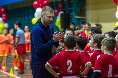 Odessa, Ukrayna - Decemb 25, 2018: genç çocuk oyun rugby şehir okul Derby kapalı odasında oynarken. Çocuk spor. Çocuk rugby 5 oyun. Çocuk zafer için mücadele. Sağlıklı yaşam tarzı