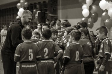 Odessa, Ukrayna - Decemb 25, 2018: genç çocuk oyun rugby şehir okul Derby kapalı odasında oynarken. Çocuk spor. Çocuk rugby 5 oyun. Çocuk zafer için mücadele. Sağlıklı yaşam tarzı