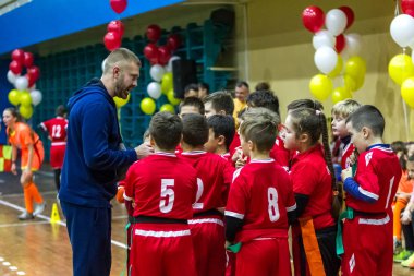 Odessa, Ukrayna - Decemb 25, 2018: genç çocuk oyun rugby şehir okul Derby kapalı odasında oynarken. Çocuk spor. Çocuk rugby 5 oyun. Çocuk zafer için mücadele. Sağlıklı yaşam tarzı