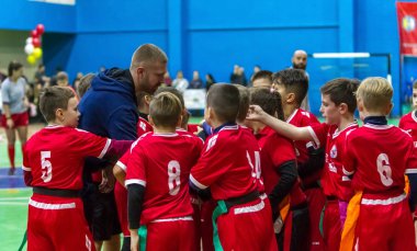 Odessa, Ukrayna - Decemb 25, 2018: genç çocuk oyun rugby şehir okul Derby kapalı odasında oynarken. Çocuk spor. Çocuk rugby 5 oyun. Çocuk zafer için mücadele. Sağlıklı yaşam tarzı