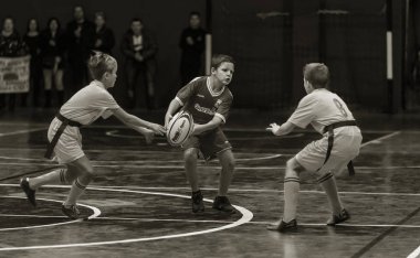 Odessa, Ukrayna - Decemb 25, 2018: genç çocuk oyun rugby şehir okul Derby kapalı odasında oynarken. Çocuk spor. Çocuk rugby 5 oyun. Çocuk zafer için mücadele. Sağlıklı yaşam tarzı