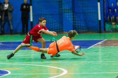 Odessa, Ukrayna - Decemb 25, 2018: genç çocuk oyun rugby şehir okul Derby kapalı odasında oynarken. Çocuk spor. Çocuk rugby 5 oyun. Çocuk zafer için mücadele. Sağlıklı yaşam tarzı