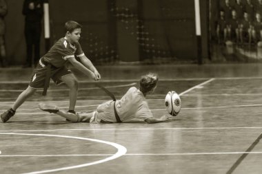 Odessa, Ukrayna - Decemb 25, 2018: genç çocuk oyun rugby şehir okul Derby kapalı odasında oynarken. Çocuk spor. Çocuk rugby 5 oyun. Çocuk zafer için mücadele. Sağlıklı yaşam tarzı