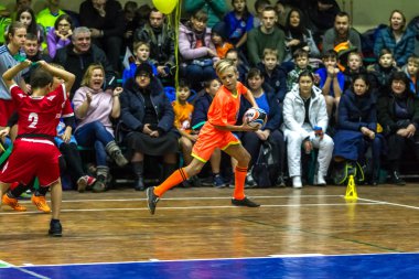 Odessa, Ukrayna - Decemb 25, 2018: genç çocuk oyun rugby şehir okul Derby kapalı odasında oynarken. Çocuk spor. Çocuk rugby 5 oyun. Çocuk zafer için mücadele. Sağlıklı yaşam tarzı