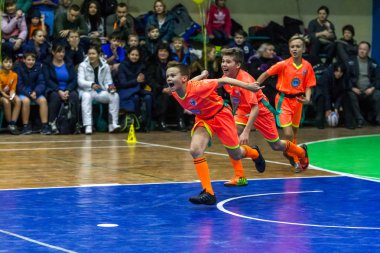 Odessa, Ukrayna - Decemb 25, 2018: genç çocuk oyun rugby şehir okul Derby kapalı odasında oynarken. Çocuk spor. Çocuk rugby 5 oyun. Çocuk zafer için mücadele. Sağlıklı yaşam tarzı