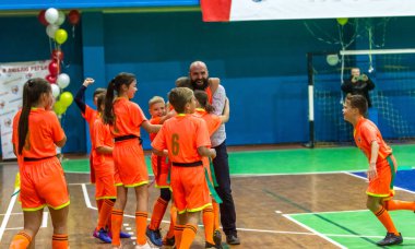 Odessa, Ukrayna - Decemb 25, 2018: genç çocuk oyun rugby şehir okul Derby kapalı odasında oynarken. Çocuk spor. Çocuk rugby 5 oyun. Çocuk zafer için mücadele. Sağlıklı yaşam tarzı