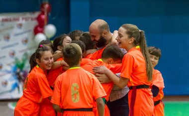 Odessa, Ukrayna - Decemb 25, 2018: genç çocuk oyun rugby şehir okul Derby kapalı odasında oynarken. Çocuk spor. Çocuk rugby 5 oyun. Çocuk zafer için mücadele. Sağlıklı yaşam tarzı