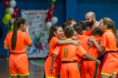 Odessa, Ukrayna - Decemb 25, 2018: genç çocuk oyun rugby şehir okul Derby kapalı odasında oynarken. Çocuk spor. Çocuk rugby 5 oyun. Çocuk zafer için mücadele. Sağlıklı yaşam tarzı