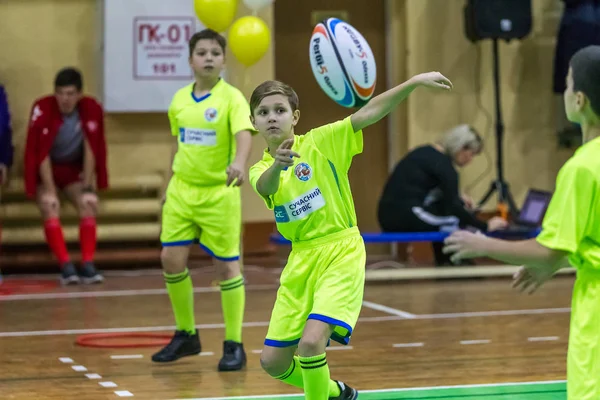 オデッサ ウクライナ Decemb 2018 幼児密室で都市学校のダービーで再生しながらラグビーのプレーします 子供のスポーツ 子供たちは ラグビー を再生します 子供たちの勝利のために戦います — ストック写真