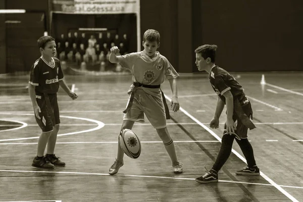 Odessa, Ukrayna - Decemb 25, 2018: genç çocuk oyun rugby şehir okul Derby kapalı odasında oynarken. Çocuk spor. Çocuk rugby 5 oyun. Çocuk zafer için mücadele. Sağlıklı yaşam tarzı