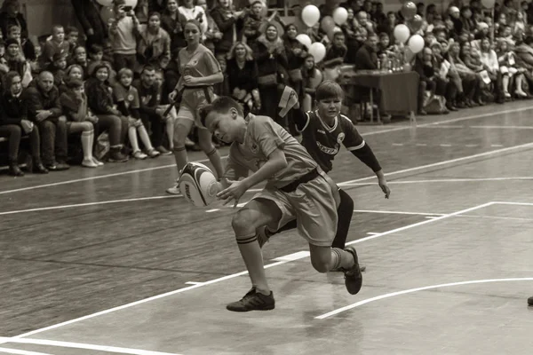 Odessa, Ukrayna - Decemb 25, 2018: genç çocuk oyun rugby şehir okul Derby kapalı odasında oynarken. Çocuk spor. Çocuk rugby 5 oyun. Çocuk zafer için mücadele. Sağlıklı yaşam tarzı