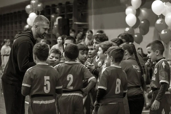 Odessa, Ukrayna - Decemb 25, 2018: genç çocuk oyun rugby şehir okul Derby kapalı odasında oynarken. Çocuk spor. Çocuk rugby 5 oyun. Çocuk zafer için mücadele. Sağlıklı yaşam tarzı