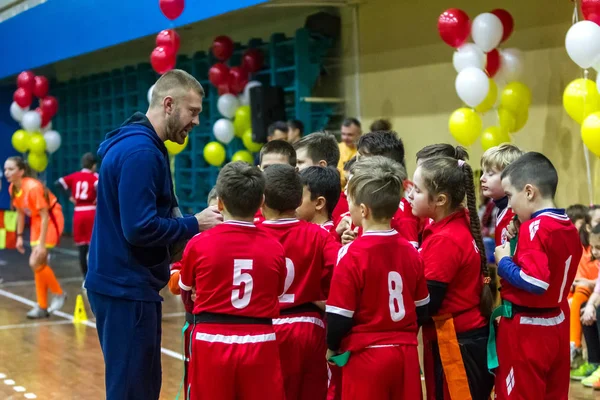 Odessa, Ukrayna - Decemb 25, 2018: genç çocuk oyun rugby şehir okul Derby kapalı odasında oynarken. Çocuk spor. Çocuk rugby 5 oyun. Çocuk zafer için mücadele. Sağlıklı yaşam tarzı