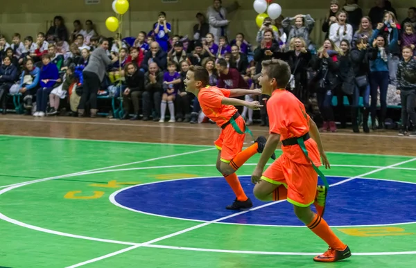 Odessa, Ukrayna - Decemb 25, 2018: genç çocuk oyun rugby şehir okul Derby kapalı odasında oynarken. Çocuk spor. Çocuk rugby 5 oyun. Çocuk zafer için mücadele. Sağlıklı yaşam tarzı