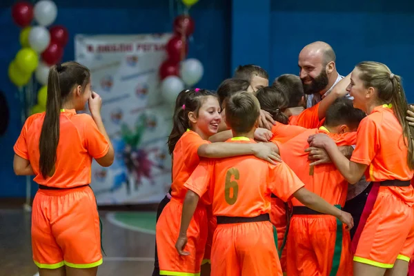 Odessa, Ukrayna - Decemb 25, 2018: genç çocuk oyun rugby şehir okul Derby kapalı odasında oynarken. Çocuk spor. Çocuk rugby 5 oyun. Çocuk zafer için mücadele. Sağlıklı yaşam tarzı