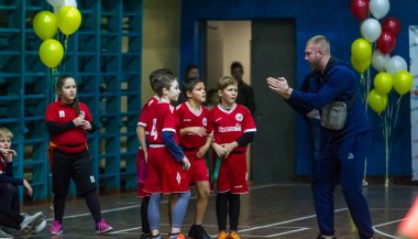 Odessa, Ukrayna - Decemb 25, 2018: genç çocuk oyun rugby şehir okul Derby kapalı odasında oynarken. Çocuk spor. Çocuk rugby 5 oyun. Çocuk zafer için mücadele. Sağlıklı yaşam tarzı