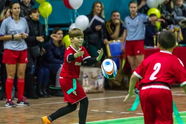 Odessa, Ukrayna - Decemb 25, 2018: genç çocuk oyun rugby şehir okul Derby kapalı odasında oynarken. Çocuk spor. Çocuk rugby 5 oyun. Çocuk zafer için mücadele. Sağlıklı yaşam tarzı