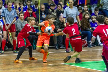 Odessa, Ukrayna - Decemb 25, 2018: genç çocuk oyun rugby şehir okul Derby kapalı odasında oynarken. Çocuk spor. Çocuk rugby 5 oyun. Çocuk zafer için mücadele. Sağlıklı yaşam tarzı