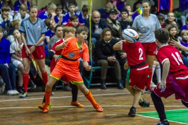 Odessa, Ukrayna - Decemb 25, 2018: genç çocuk oyun rugby şehir okul Derby kapalı odasında oynarken. Çocuk spor. Çocuk rugby 5 oyun. Çocuk zafer için mücadele. Sağlıklı yaşam tarzı