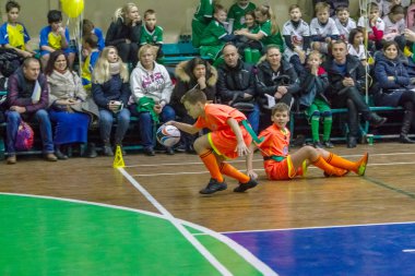 Odessa, Ukrayna - Decemb 25, 2018: genç çocuk oyun rugby şehir okul Derby kapalı odasında oynarken. Çocuk spor. Çocuk rugby 5 oyun. Çocuk zafer için mücadele. Sağlıklı yaşam tarzı