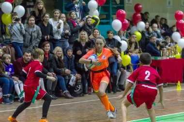 Odessa, Ukrayna - Decemb 25, 2018: genç çocuk oyun rugby şehir okul Derby kapalı odasında oynarken. Çocuk spor. Çocuk rugby 5 oyun. Çocuk zafer için mücadele. Sağlıklı yaşam tarzı