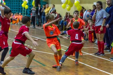 Odessa, Ukrayna - Decemb 25, 2018: genç çocuk oyun rugby şehir okul Derby kapalı odasında oynarken. Çocuk spor. Çocuk rugby 5 oyun. Çocuk zafer için mücadele. Sağlıklı yaşam tarzı