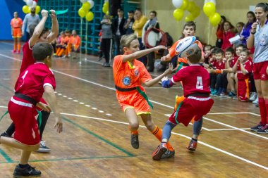 Odessa, Ukrayna - Decemb 25, 2018: genç çocuk oyun rugby şehir okul Derby kapalı odasında oynarken. Çocuk spor. Çocuk rugby 5 oyun. Çocuk zafer için mücadele. Sağlıklı yaşam tarzı