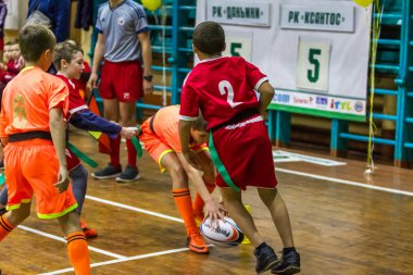 Odessa, Ukrayna - Decemb 25, 2018: genç çocuk oyun rugby şehir okul Derby kapalı odasında oynarken. Çocuk spor. Çocuk rugby 5 oyun. Çocuk zafer için mücadele. Sağlıklı yaşam tarzı