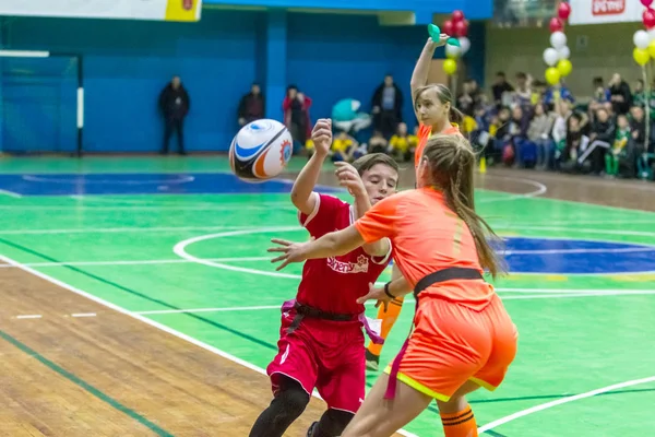 Odessa, Ukrayna - Decemb 25, 2018: genç çocuk oyun rugby şehir okul Derby kapalı odasında oynarken. Çocuk spor. Çocuk rugby 5 oyun. Çocuk zafer için mücadele. Sağlıklı yaşam tarzı
