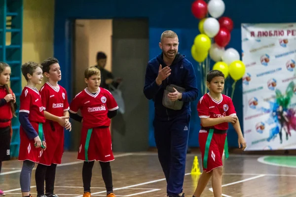 Odessa, Ukrayna - Decemb 25, 2018: genç çocuk oyun rugby şehir okul Derby kapalı odasında oynarken. Çocuk spor. Çocuk rugby 5 oyun. Çocuk zafer için mücadele. Sağlıklı yaşam tarzı