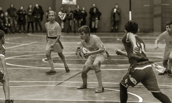 Odessa, Ukrayna - Decemb 25, 2018: genç çocuk oyun rugby şehir okul Derby kapalı odasında oynarken. Çocuk spor. Çocuk rugby 5 oyun. Çocuk zafer için mücadele. Sağlıklı yaşam tarzı