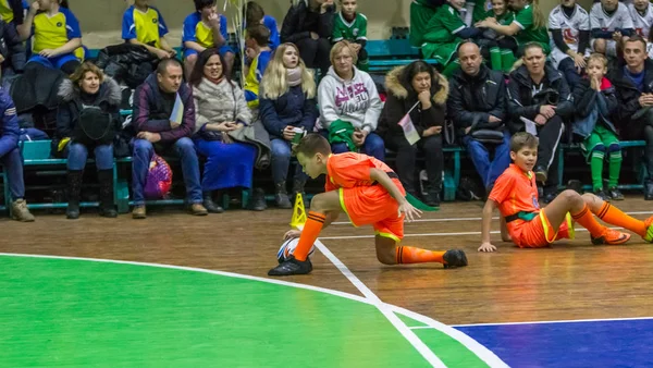 Odessa, Ukrayna - Decemb 25, 2018: genç çocuk oyun rugby şehir okul Derby kapalı odasında oynarken. Çocuk spor. Çocuk rugby 5 oyun. Çocuk zafer için mücadele. Sağlıklı yaşam tarzı