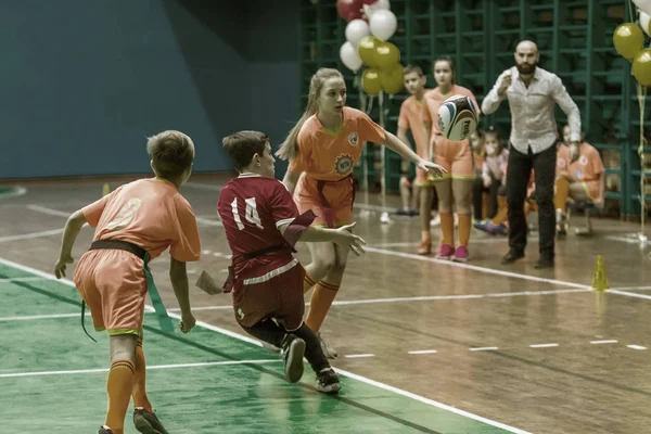 Odessa, Ukrayna - Decemb 25, 2018: genç çocuk oyun rugby şehir okul Derby kapalı odasında oynarken. Çocuk spor. Çocuk rugby 5 oyun. Çocuk zafer için mücadele. Sağlıklı yaşam tarzı