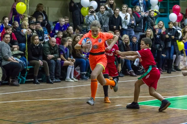 Odessa, Ukrayna - Decemb 25, 2018: genç çocuk oyun rugby şehir okul Derby kapalı odasında oynarken. Çocuk spor. Çocuk rugby 5 oyun. Çocuk zafer için mücadele. Sağlıklı yaşam tarzı