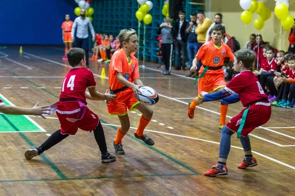 Odessa, Ukrayna - Decemb 25, 2018: genç çocuk oyun rugby şehir okul Derby kapalı odasında oynarken. Çocuk spor. Çocuk rugby 5 oyun. Çocuk zafer için mücadele. Sağlıklı yaşam tarzı