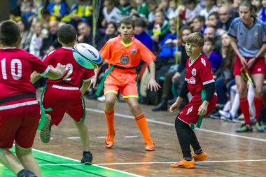 Odessa, Ukrayna - Decemb 25, 2018: genç çocuk oyun rugby şehir okul Derby kapalı odasında oynarken. Çocuk spor. Çocuk rugby 5 oyun. Çocuk zafer için mücadele. Sağlıklı yaşam tarzı