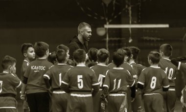 Odessa, Ukrayna - Decemb 25, 2018: genç çocuk oyun rugby şehir okul Derby kapalı odasında oynarken. Çocuk spor. Çocuk rugby 5 oyun. Çocuk zafer için mücadele. Sağlıklı yaşam tarzı