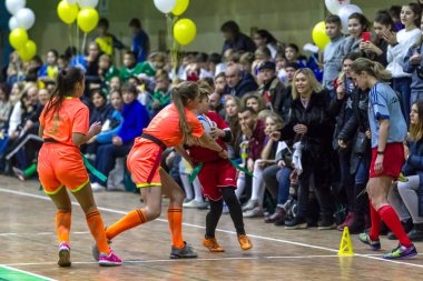Odessa, Ukrayna - Decemb 25, 2018: genç çocuk oyun rugby şehir okul Derby kapalı odasında oynarken. Çocuk spor. Çocuk rugby 5 oyun. Çocuk zafer için mücadele. Sağlıklı yaşam tarzı